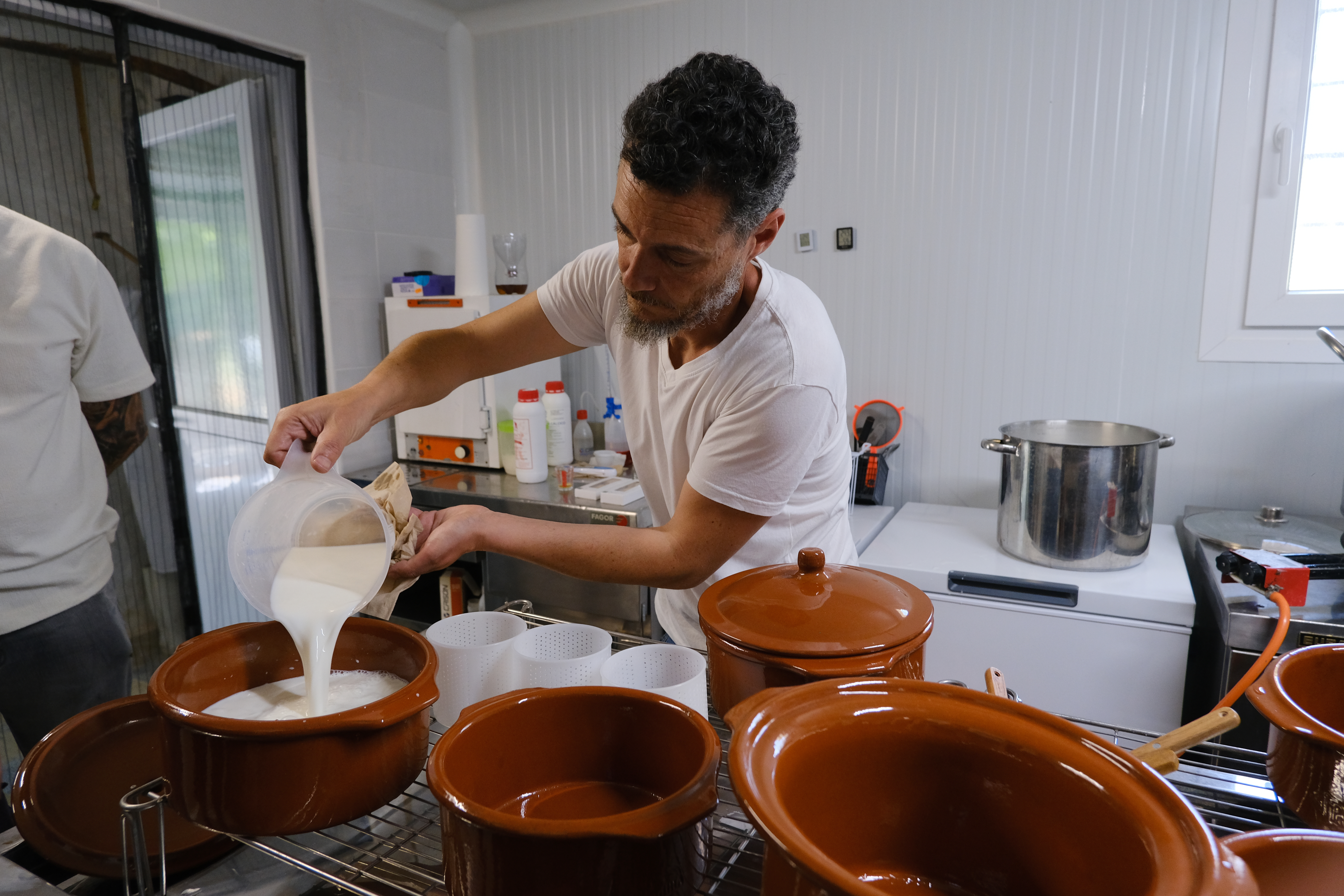 Fran Vega trabajando en su quesería