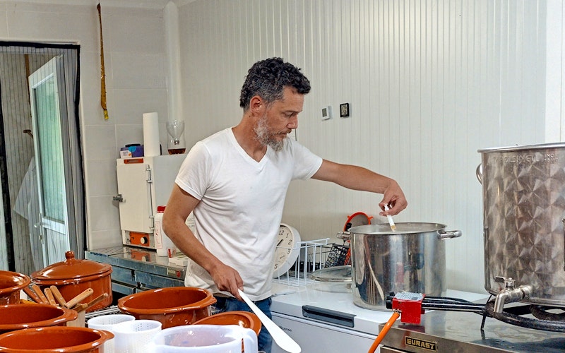 Fran trabajando en su quesería